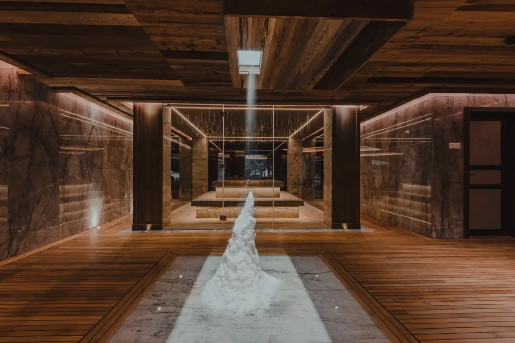 Современная снежная комната в роскошном альпийском шале, с кучей настоящего снега под лучом света, окружённая мрамором и деревом — уникальная оздоровительная процедура, вдохновлённая северными традициями.