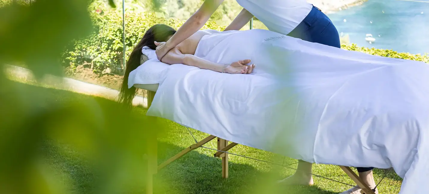 Massage en plein air entouré par la nature, avec vue imprenable sur la mer pour une détente absolue.
