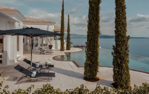 فيلا فاخرة مطلة على البحر تضم مسبحًا لانهائيًا وتراسًا خاصًا بإطلالات خلابة.