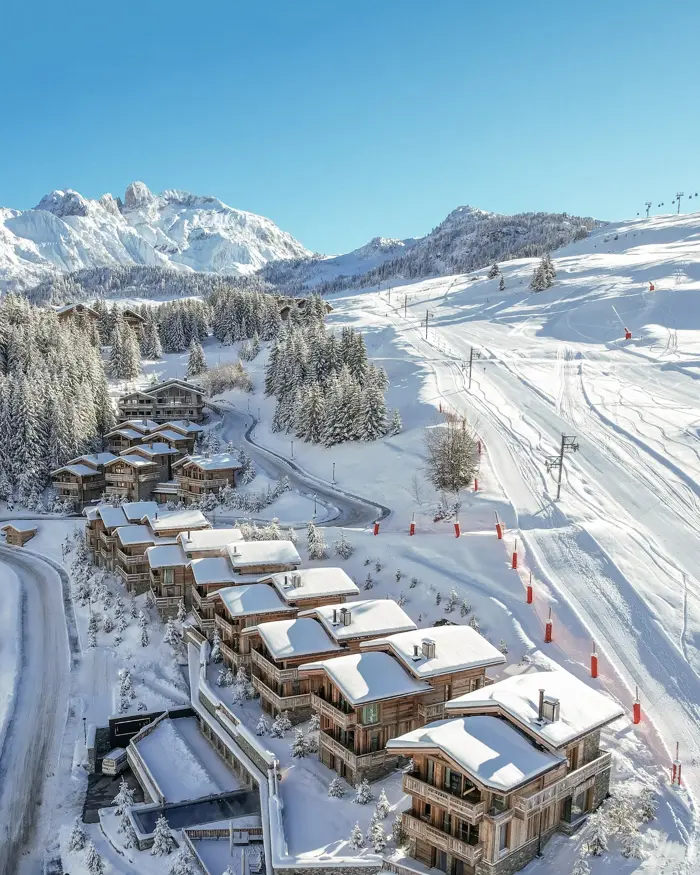 شاليهات فاخرة في قلب الجبال البيضاء، بإطلالة خلابة وإمكانية التزلج مباشرة من الإقامة.