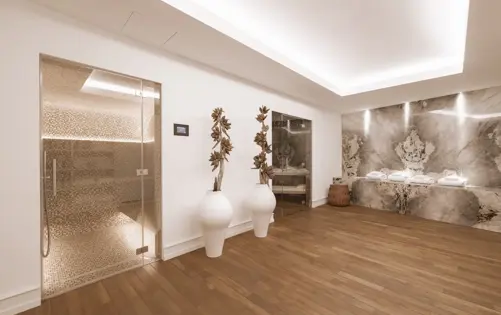 Современное wellness-пространство с натуральным камнем, мягким освещением и спокойным дизайном для полного расслабления.