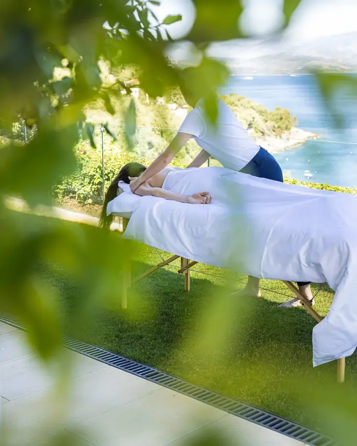 Massage en plein air entouré par la nature, avec vue imprenable sur la mer pour une détente absolue.