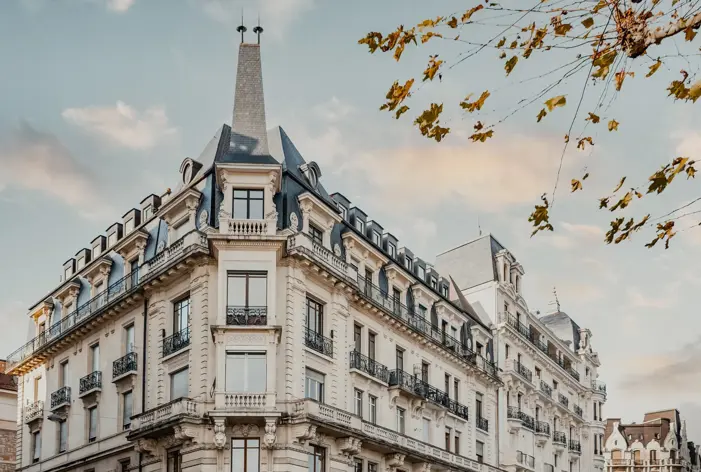 Architecture européenne élégante baignée de lumière dorée, aux façades raffinées et balcons en fer forgé — une expression intemporelle du raffinement urbain.