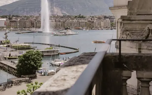 Спокойный вид на озеро, обрамлённый элегантной архитектурой, где вода, город и небо соединяются в гармонии.